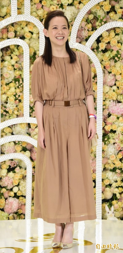 曾寶儀美背刮痧瘀血   自嘲成為大師的代價