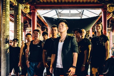 木椅砸到斷 男星扮狠路人嚇到報警