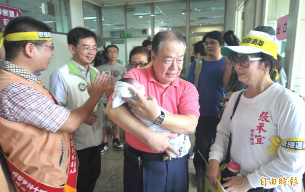 郭金發唱紅《燒肉粽》 幫助兒子郭建盟選上議員