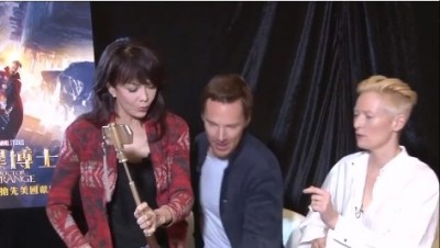 中年女星採訪自肥  入侵男神胯下