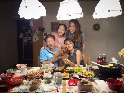 曾之喬一家高顏質 生日宴「空服員姊」成嬌點