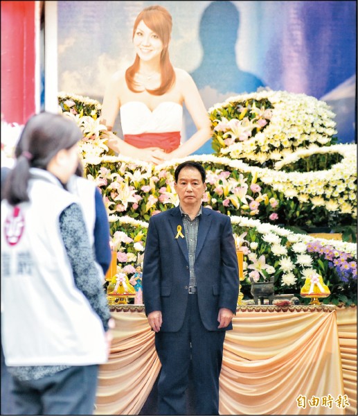 薇薇安告別式 父低調送別