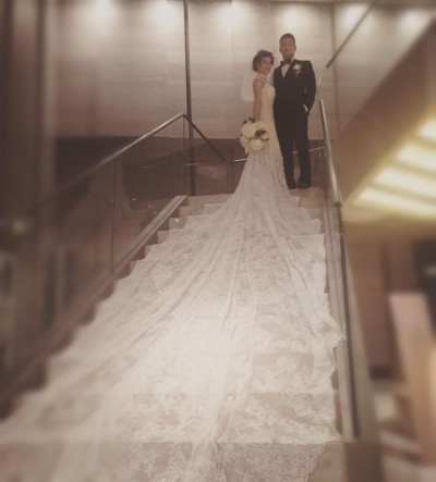 裙擺蓋住整層樓梯 林若亞夢幻婚照大曝光