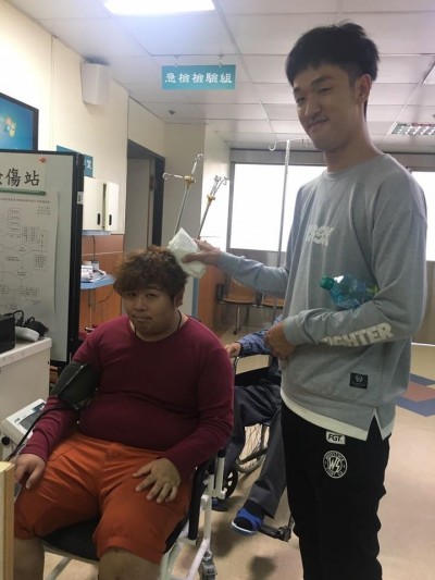 山豬有夠慘！舊傷才好又被豬過肩摔