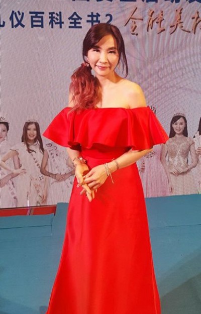 名嘴木蘭飛彈炸北京  春光外洩巨奶險彈出