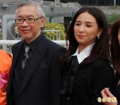 凍齡港姐喪夫首露面    墨鏡包頭老態現形