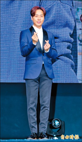 Andy募款250萬親送700台粉玫瑰   VIXX嗨舞《鎖鍊》綑住迷妹芳心