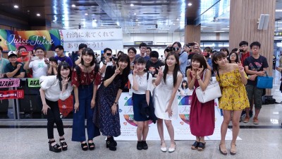 早安家族「Juice=Juice」抵台！百名粉絲自製布條看板歡迎