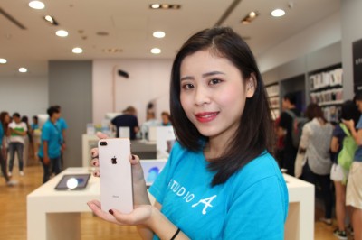 開賣半個月催買氣 經銷商推買iPhone 8送贈品