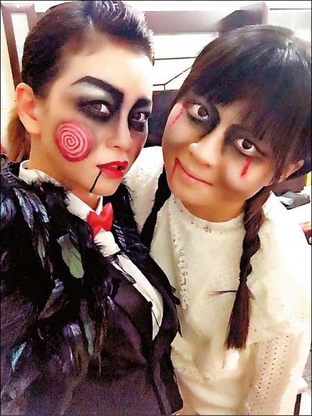 謝宜君黑眼血淚嚇夫 同框安娜貝爾