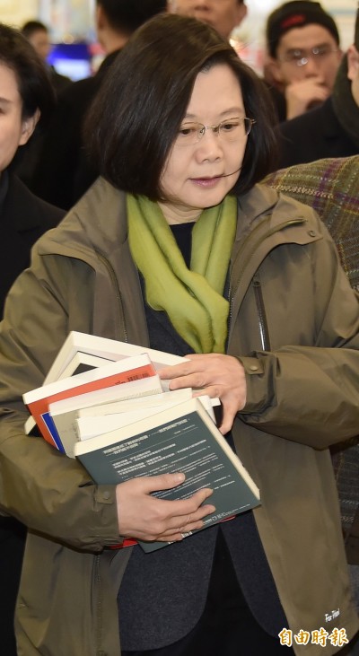 （影音）蔡英文總統書展大採購 一口氣買了這些書