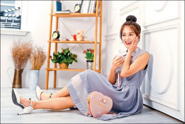 【流行消費】CASIO粉餅盒相機 限定櫻花粉鑽目光