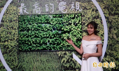 你看不見它！三星變色龍電視 和牆壁融合一體了