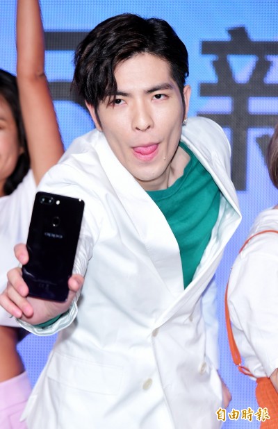 蕭敬騰領軍OPPO R15台灣開賣！ 試玩手機搶免費田馥甄貼圖