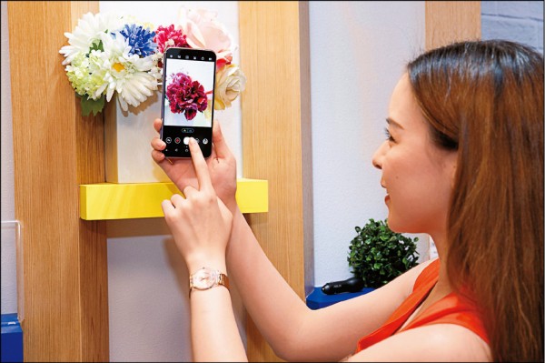 【流行消費】實測中階手機大混戰 － 瀏海全螢幕+後雙鏡頭+AI拍照當道