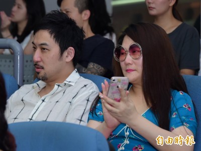 （影音）包小柏EMBA畢業典禮 李進良為田欣悄現身台下