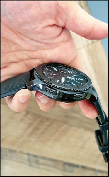 【流行消費】三星Galaxy Watch 叫陣Apple Watch─更名改款與手機一致 電力升級還防水