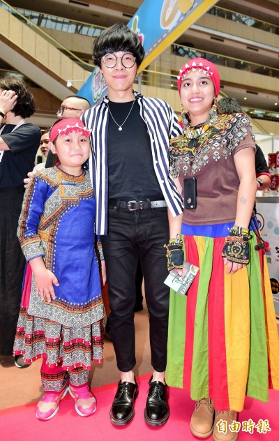 盧廣仲嗑美食狂噴汗 獲嫩妹幫擦告白「我愛你」