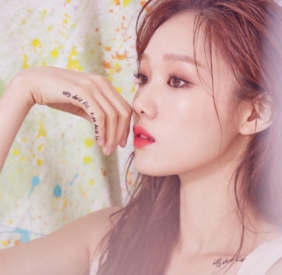 李聖經紅唇白肌 微刺青小露性感