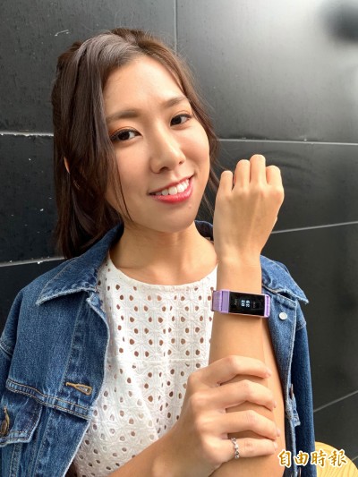 高防水運動手環再一發！Fitbit Charge 3防水50公尺  可游泳佩戴