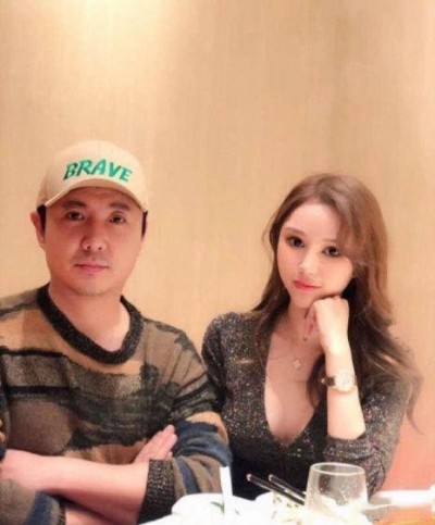 雙手抱胸結屎面 男星同框爆乳妹被虧「求生欲強」