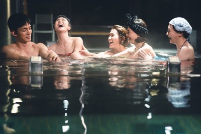 情慾泡湯四女撲鮮肉 男星驚嚇哭喊:失控了 情慾泡湯四女撲鮮肉 男星驚嚇哭喊:失控了