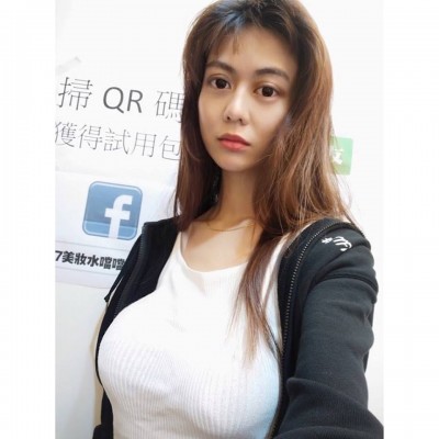 「假奶界女神」是貧乳的她! 百萬網紅豪乳全後天的 「假奶界女神」是貧乳的她! 百萬網紅豪乳全後天的