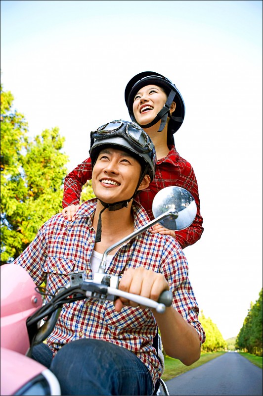 【流行消費】【安全上路！】機車行車紀錄器 風行前後鏡頭雙錄