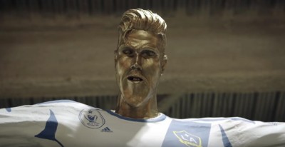 足球金童慘被惡整 長下巴大屁股飆罵甩頭走人