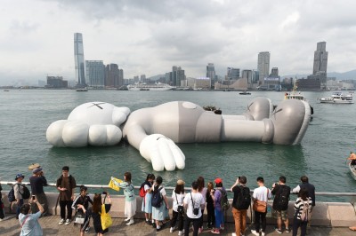 《KAWS:HOLIDAY》登陸香港 37公尺COMPANION躺臥維港 《KAWS:HOLIDAY》登陸香港 37公尺COMPANION躺臥維港