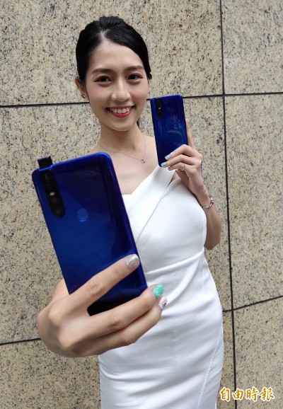 0.46秒開啟！3200萬畫素升降前鏡頭 vivo V15萬元買得到