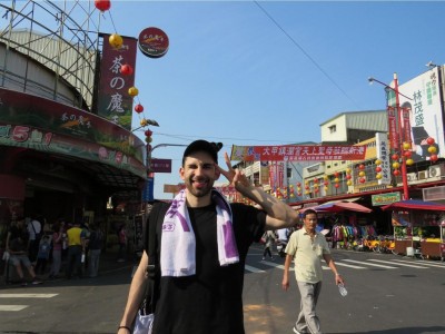 外籍網紅瘋玩大甲媽祖遶境  最大錢母被他抱走