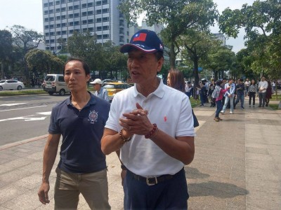 郭台銘松仁路勘假災 網笑:被假新聞騙還能選總統? 郭台銘松仁路勘假災 網笑:被假新聞騙還能選總統?