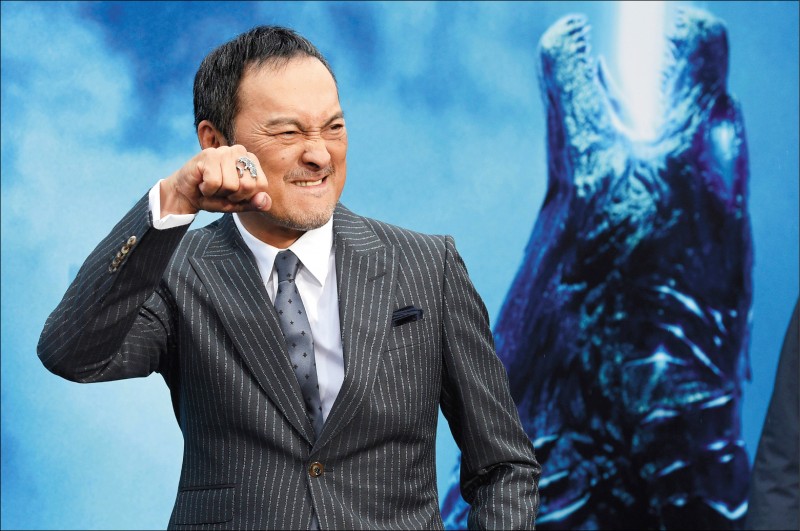 渡邊謙跟哥吉拉說日語    影史第1人摸神獸臉