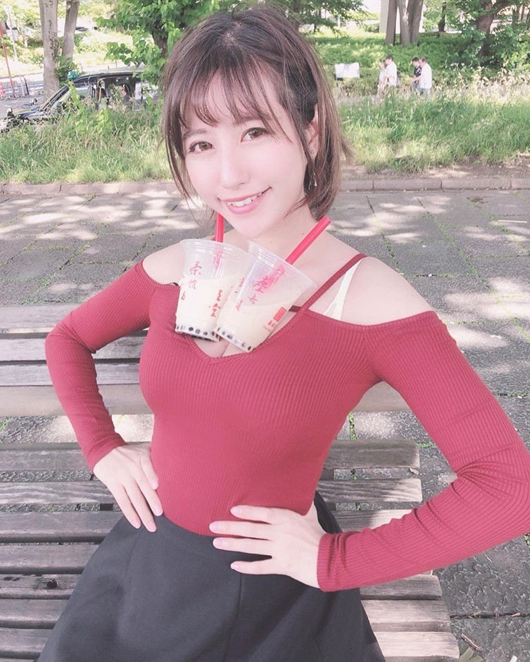 日本瘋「放手喝珍奶」她雪白豪乳直接放兩杯... 日本瘋「放手喝珍奶」她雪白豪乳直接放兩杯...