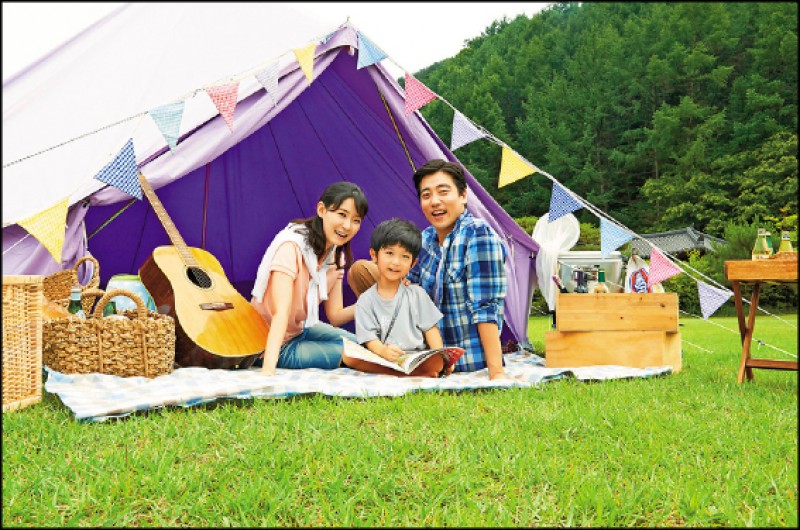 【消費專題】露營控必備行動投影機 星空電影院萬元最夯賣