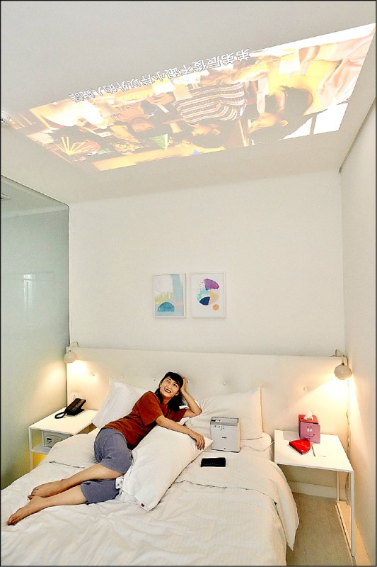 【消費新聞】Epson全新投影機 讓你不想下床