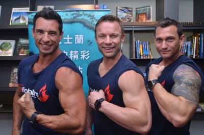 今秋遊澳洲這樣玩最酷！  搭消防車、消防猛男陪同環遊市區