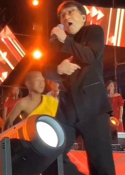 成龍中國慘遭狠踹 面露驚恐畫面瘋傳 成龍中國慘遭狠踹 面露驚恐畫面瘋傳
