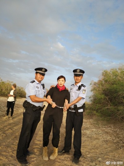 說溜嘴!舔共女星親洩「台獨言論」 雙手上銬慘樣瘋傳 說溜嘴!舔共女星親洩「台獨言論」 雙手上銬慘樣瘋傳