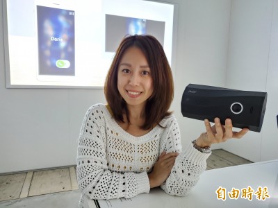 宏基全球首創可攜式自動直立投影機 手機直影片不會有黑邊