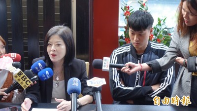 （影音）爆差40歲嬤孫戀！女方出面：請尊重真心相愛