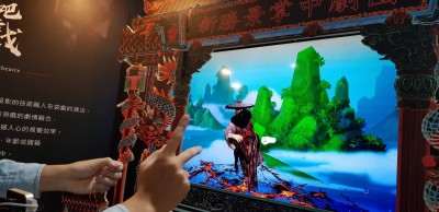 鄭麗君戴VR登月感動    民眾可至華山文創免費體驗