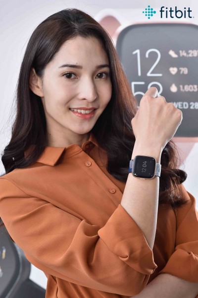 內建麥克風、Spotify！Fitbit新智慧錶Versa 2 語音打字超Easy
