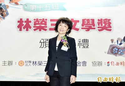 文學獎》「吃花的女人」負傷上陣 散文拿獎出現驚人「花」招 文學獎》「吃花的女人」負傷上陣 散文拿獎出現驚人「花」招