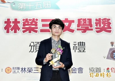 文學獎》紙媒沒落時代的社會新鮮人畫像 文學獎》紙媒沒落時代的社會新鮮人畫像