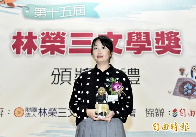 文學獎》用阿嬤時代的名字 寫出對麵的愛情 文學獎》用阿嬤時代的名字 寫出對麵的愛情