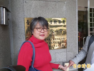 黃光芹贈書給韓粉 網讚大器:救一個是一個 黃光芹贈書給韓粉 網讚大器:救一個是一個