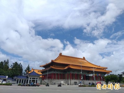 《阿飛夕亞》兩廳院首演驚遭鬧場 保全加強警戒 《阿飛夕亞》兩廳院首演驚遭鬧場 保全加強警戒