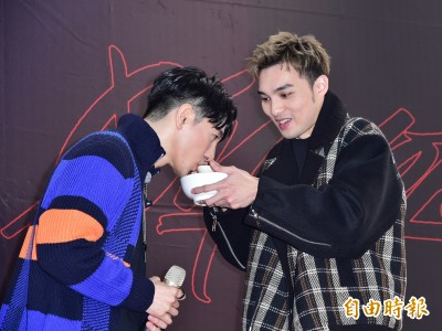 張立昂新開幕百貨公司辦簽唱 一個舉動黃偉晉驚呆了
